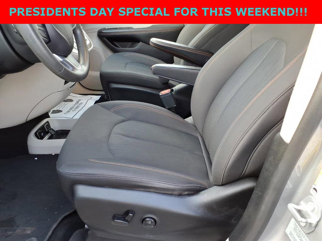 Used 2017 Chrysler Pacifica Touring image 14