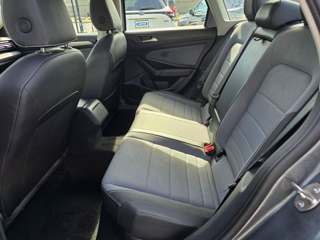 Used 2025 Volkswagen Jetta SE FWD image 17