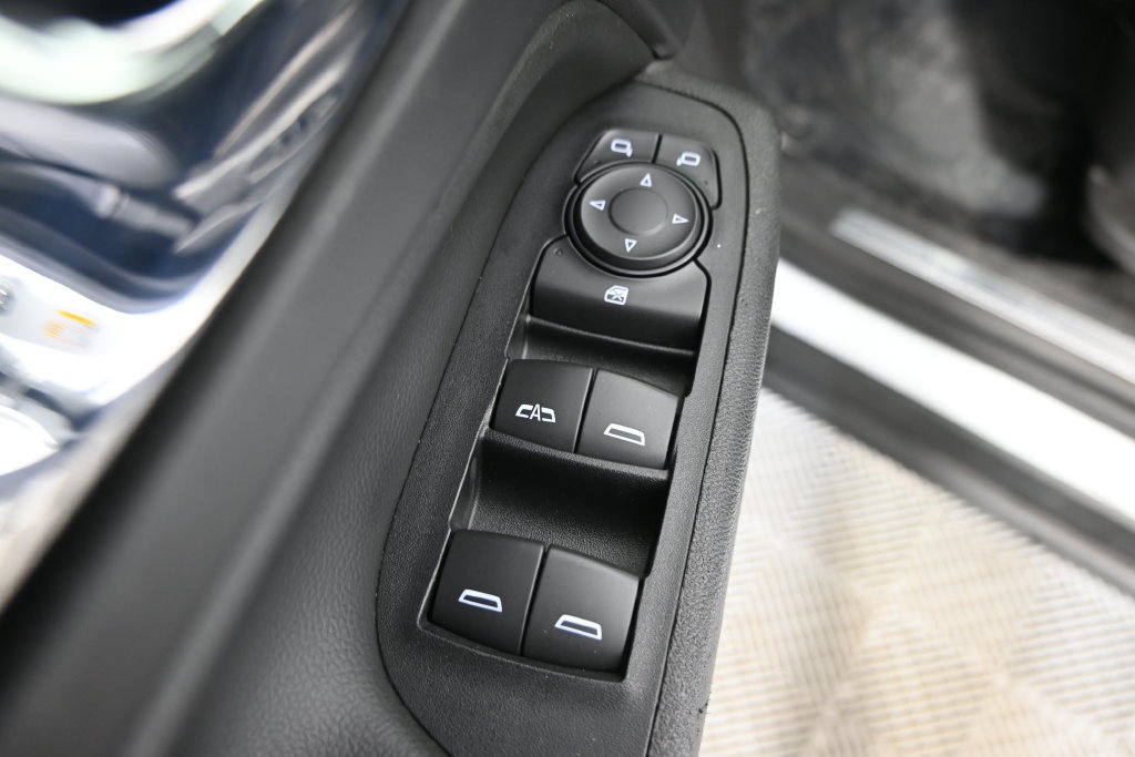 Used 2018 Chevrolet Equinox Premier FWD image 19