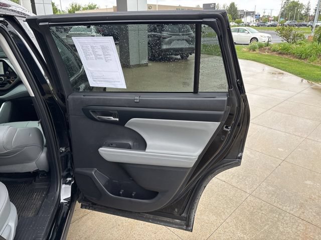 Used 2025 Toyota Highlander XLE AWD/4WD image 35