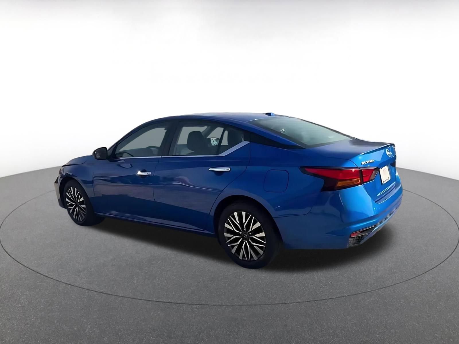 Used 2025 Nissan Altima 2.5 SV FWD image 10