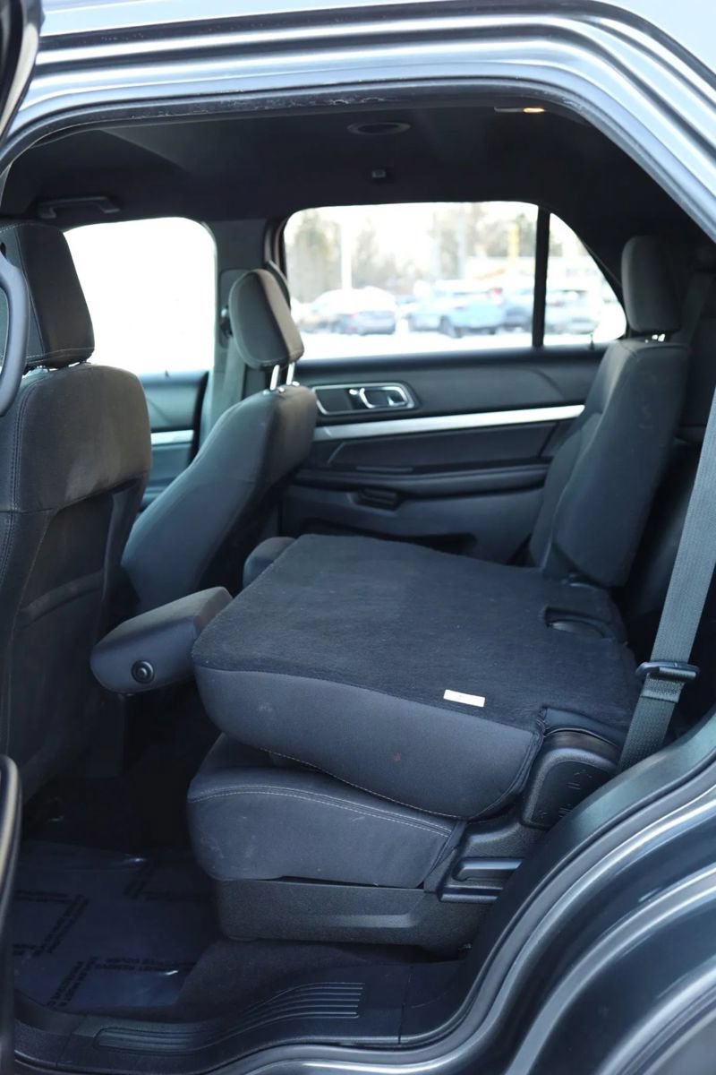 Used 2018 Ford Explorer XLT w/ Equipment Group 201A FWD image 38