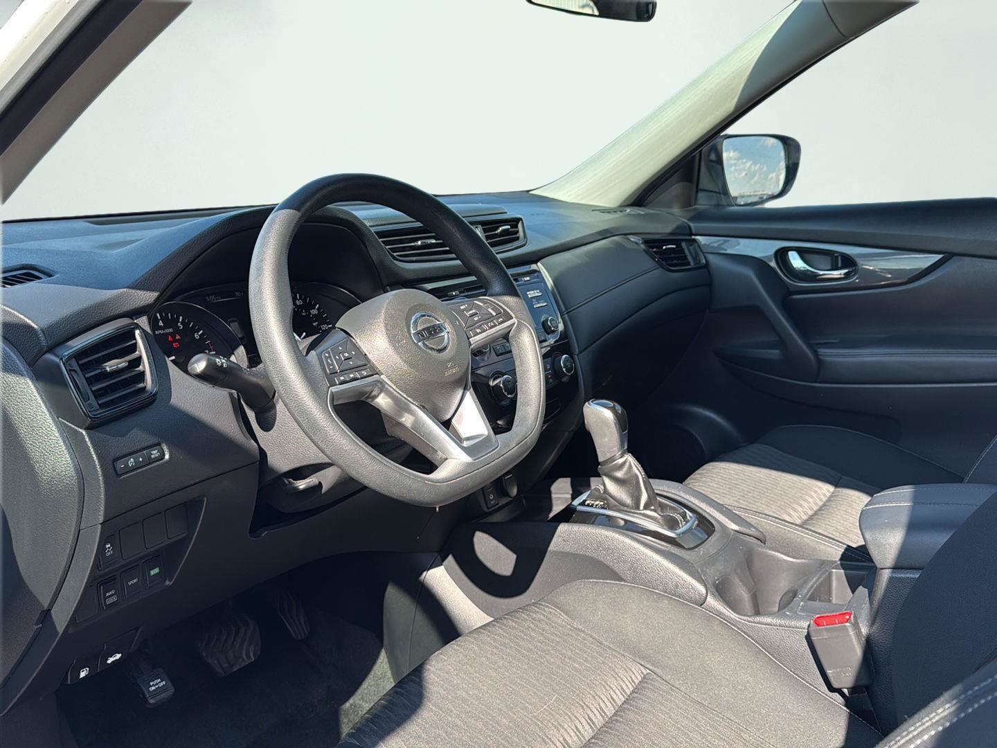 Used 2017 Nissan Rogue S AWD/4WD image 2