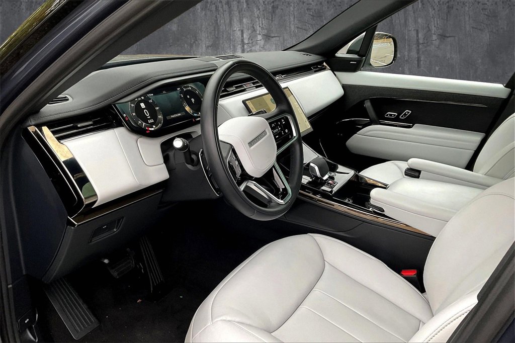 Used 2025 Land Rover Range Rover Sport image 16