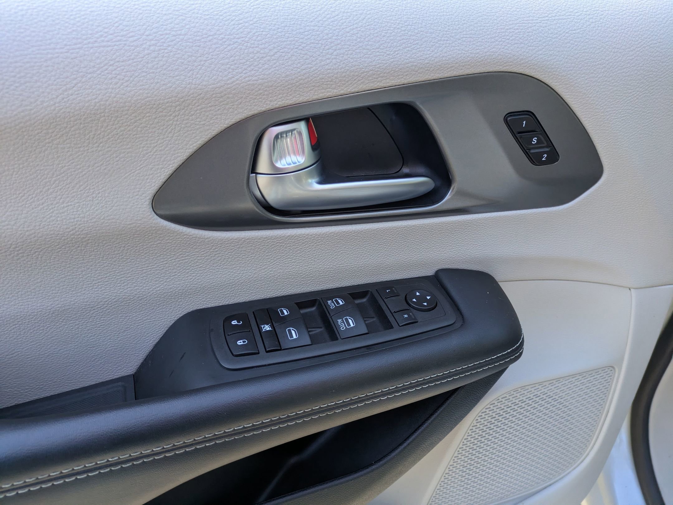 Used 2023 Chrysler Pacifica Touring-L image 15