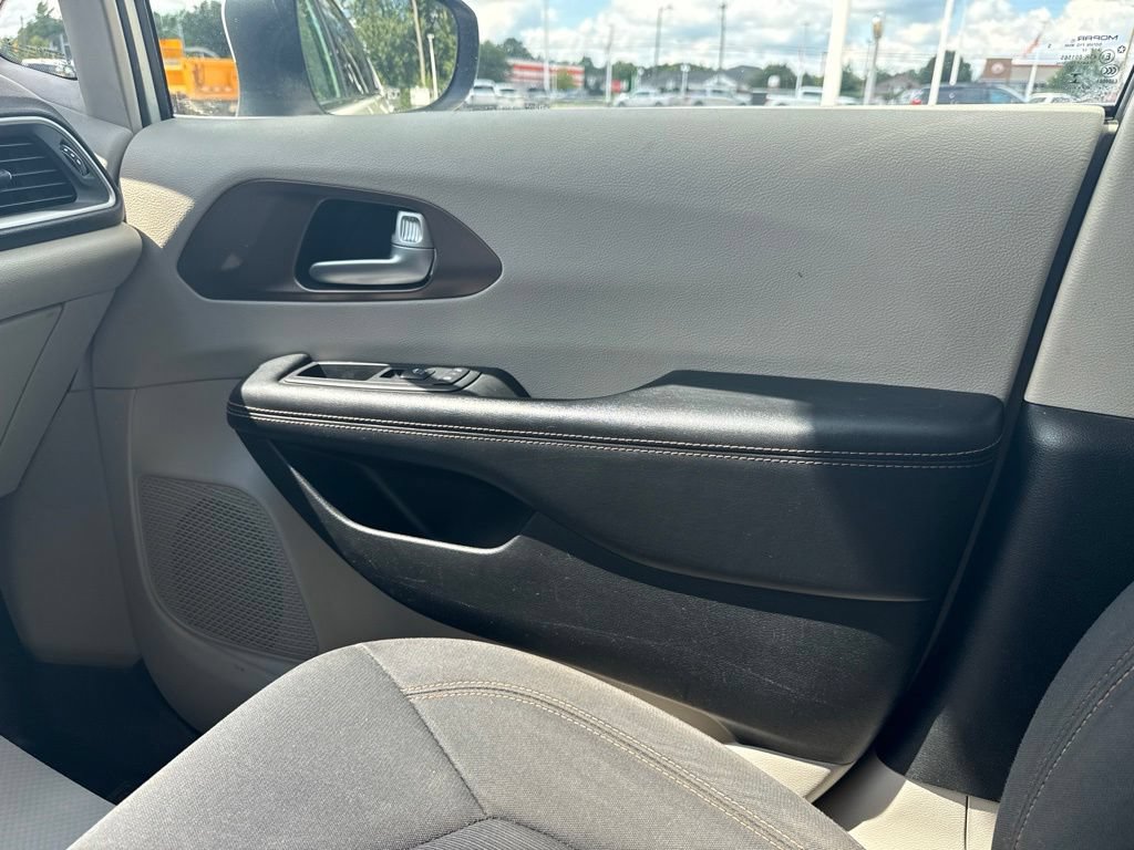 Used 2018 Chrysler Pacifica L FWD image 20