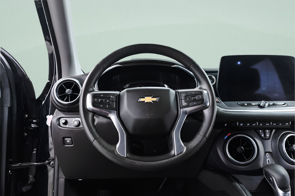 Used 2025 Chevrolet Blazer LT FWD image 9