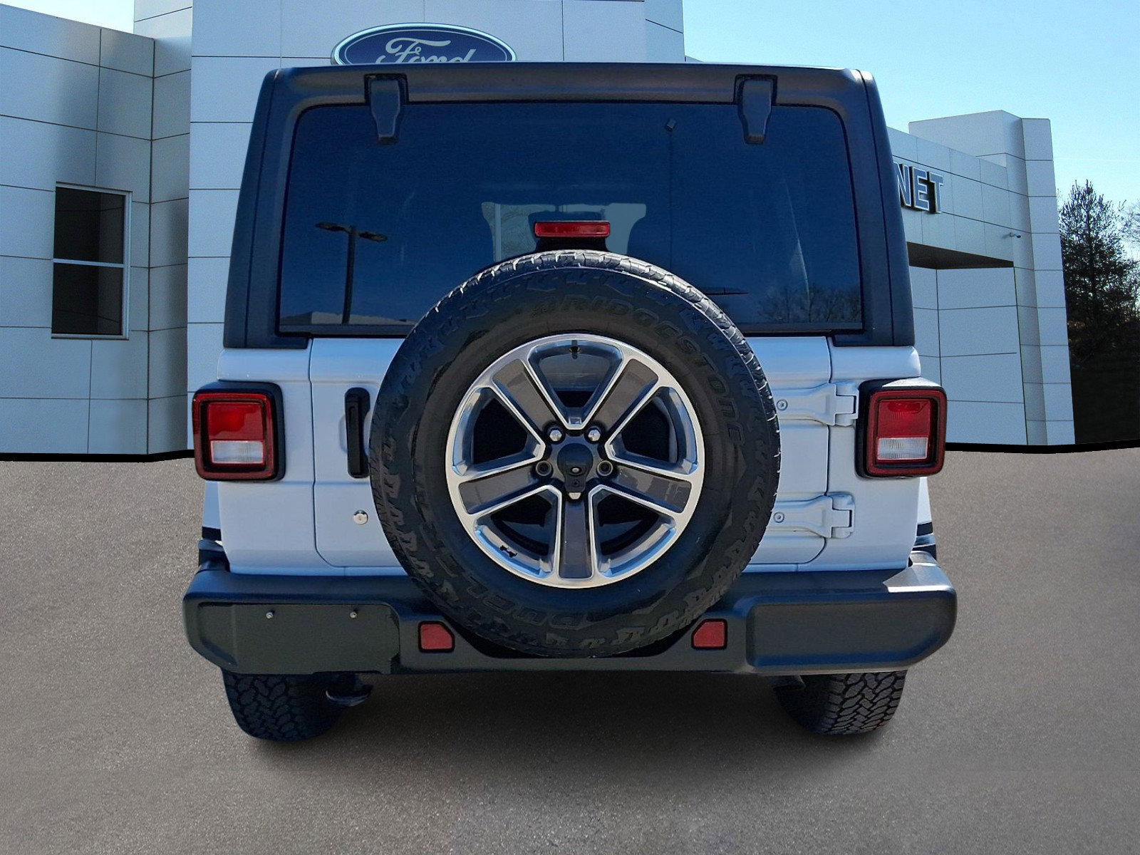 Used 2018 Jeep Wrangler Unlimited Sahara w/ Cold Weather Group image 7