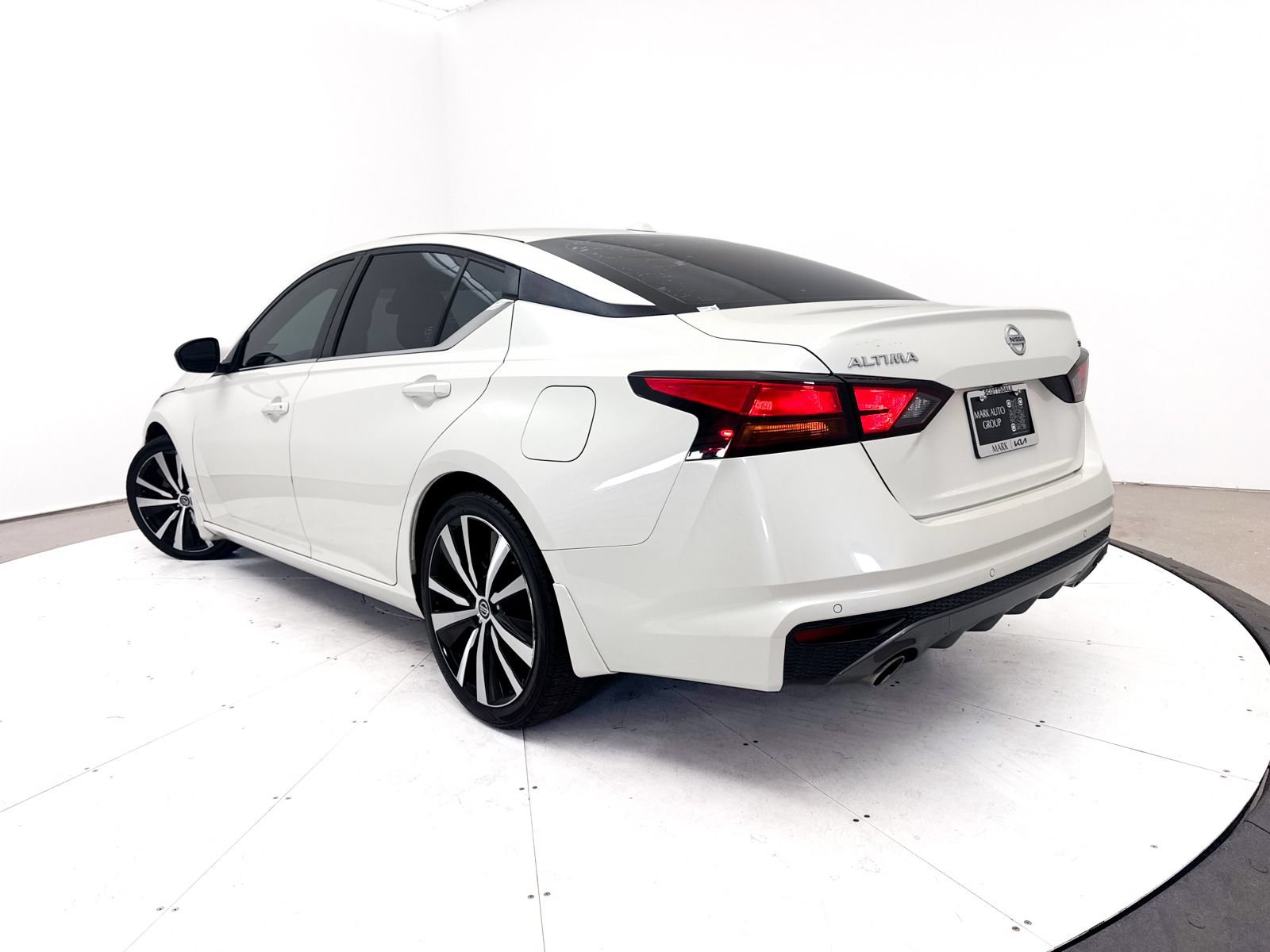 Used 2020 Nissan Altima 2.5 SR FWD image 2