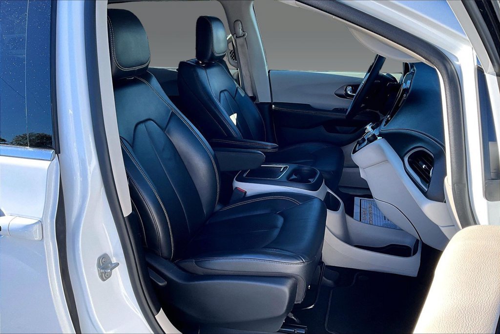 Used 2022 Chrysler Pacifica Touring-L FWD image 4