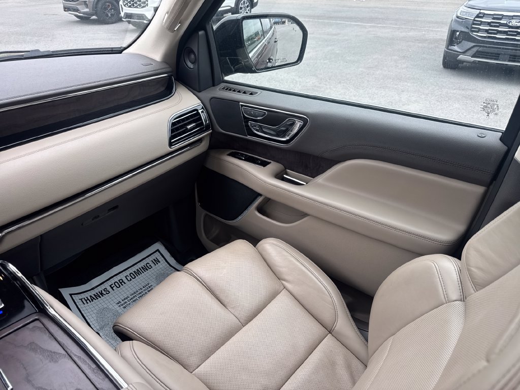 Used 2024 Lincoln Navigator Reserve AWD/4WD image 12