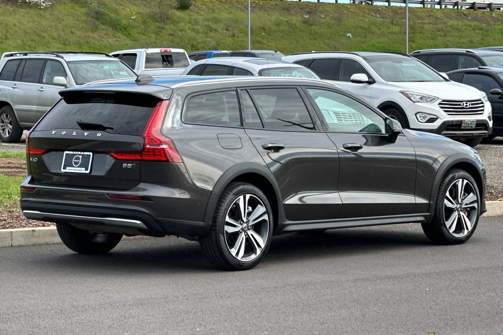 Used 2025 Volvo V60 B5 Cross Country Plus image 3