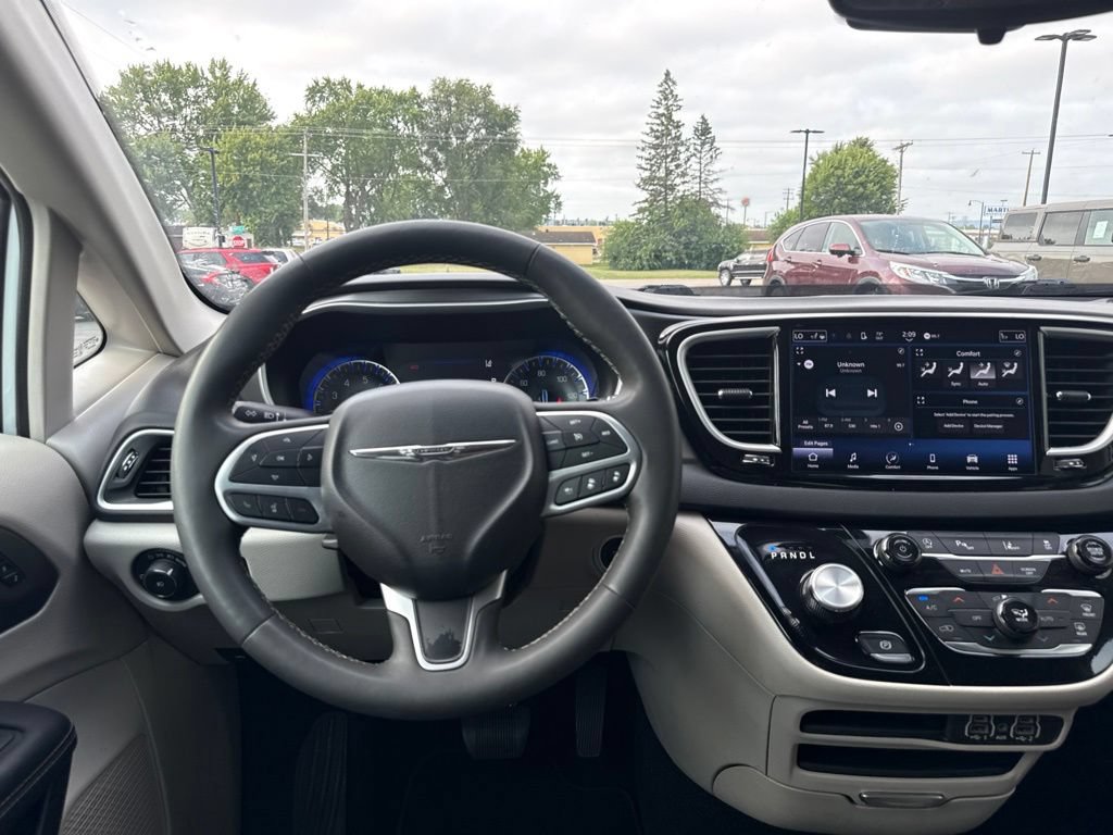 Used 2024 Chrysler Pacifica Touring-L FWD image 38