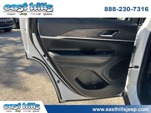 Used 2023 Jeep Grand Cherokee Limited w/ Black Appearance Package image 18