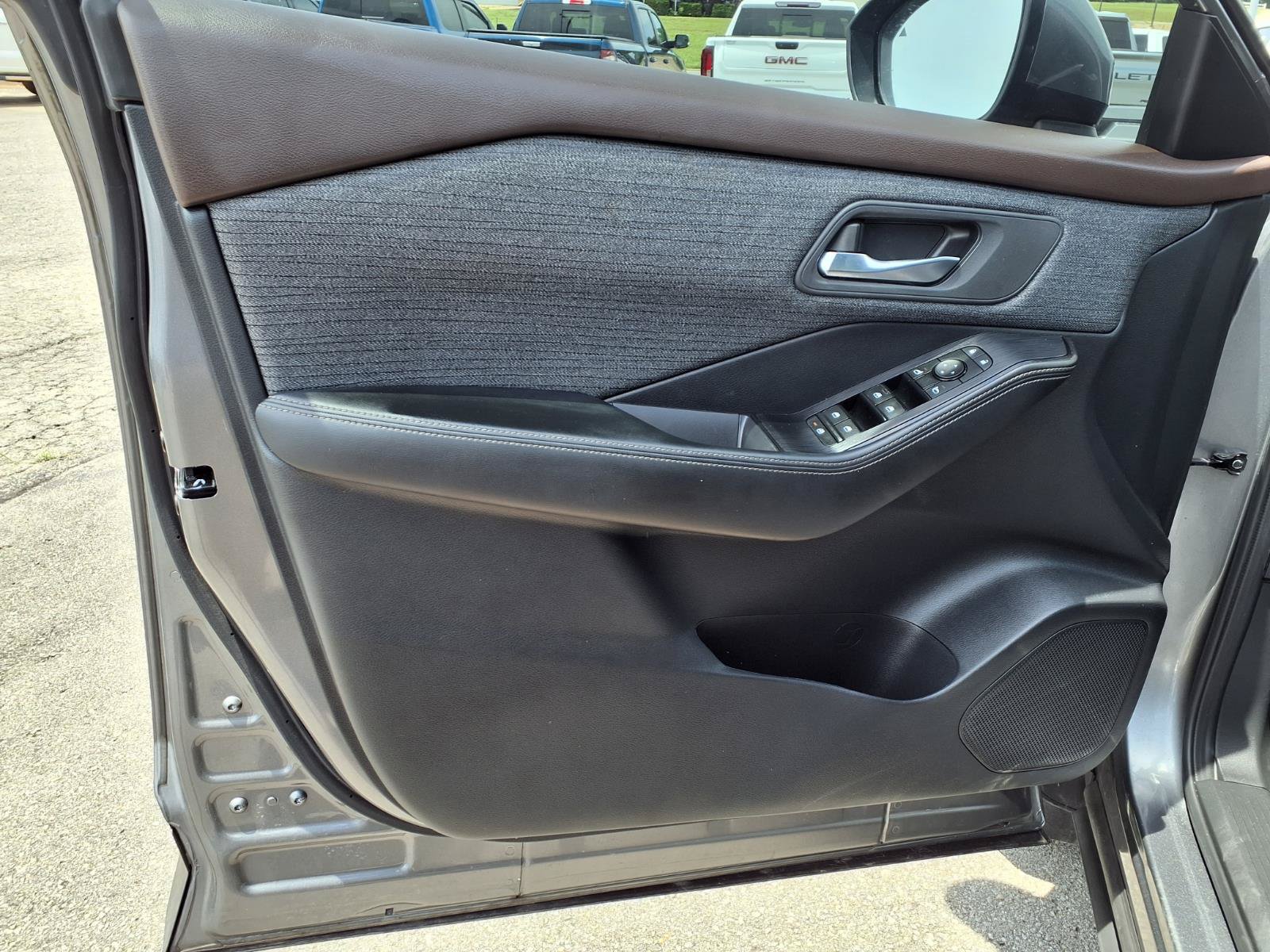 Used 2023 Nissan Rogue SV FWD image 16