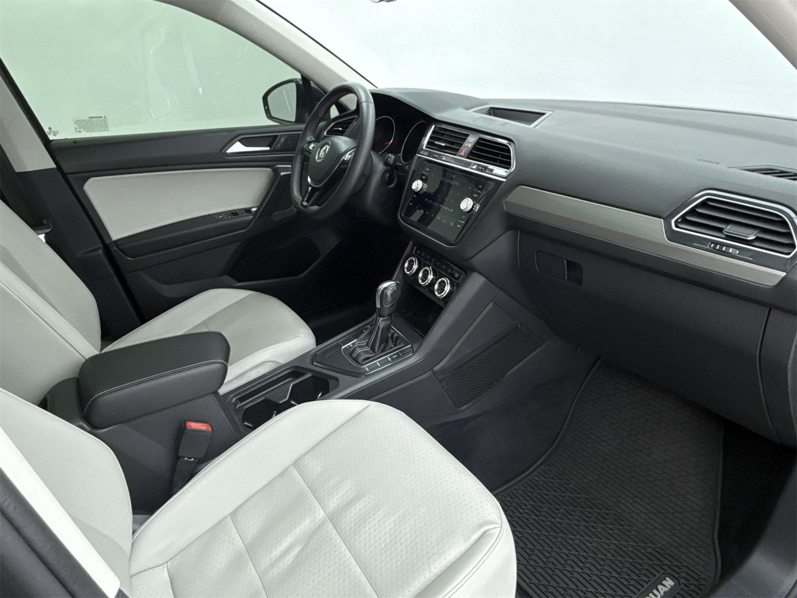 Used 2021 Volkswagen Tiguan SE w/ Panoramic Sunroof Package image 15