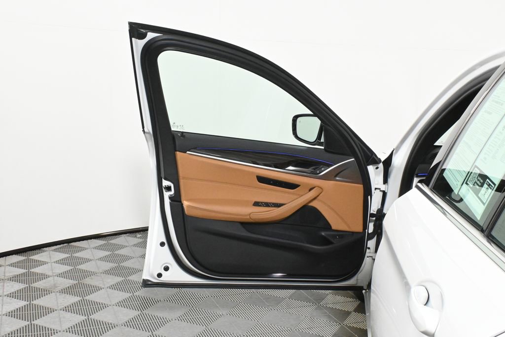 Certified 2022 BMW 530i xDrive w/ Convenience Package image 28