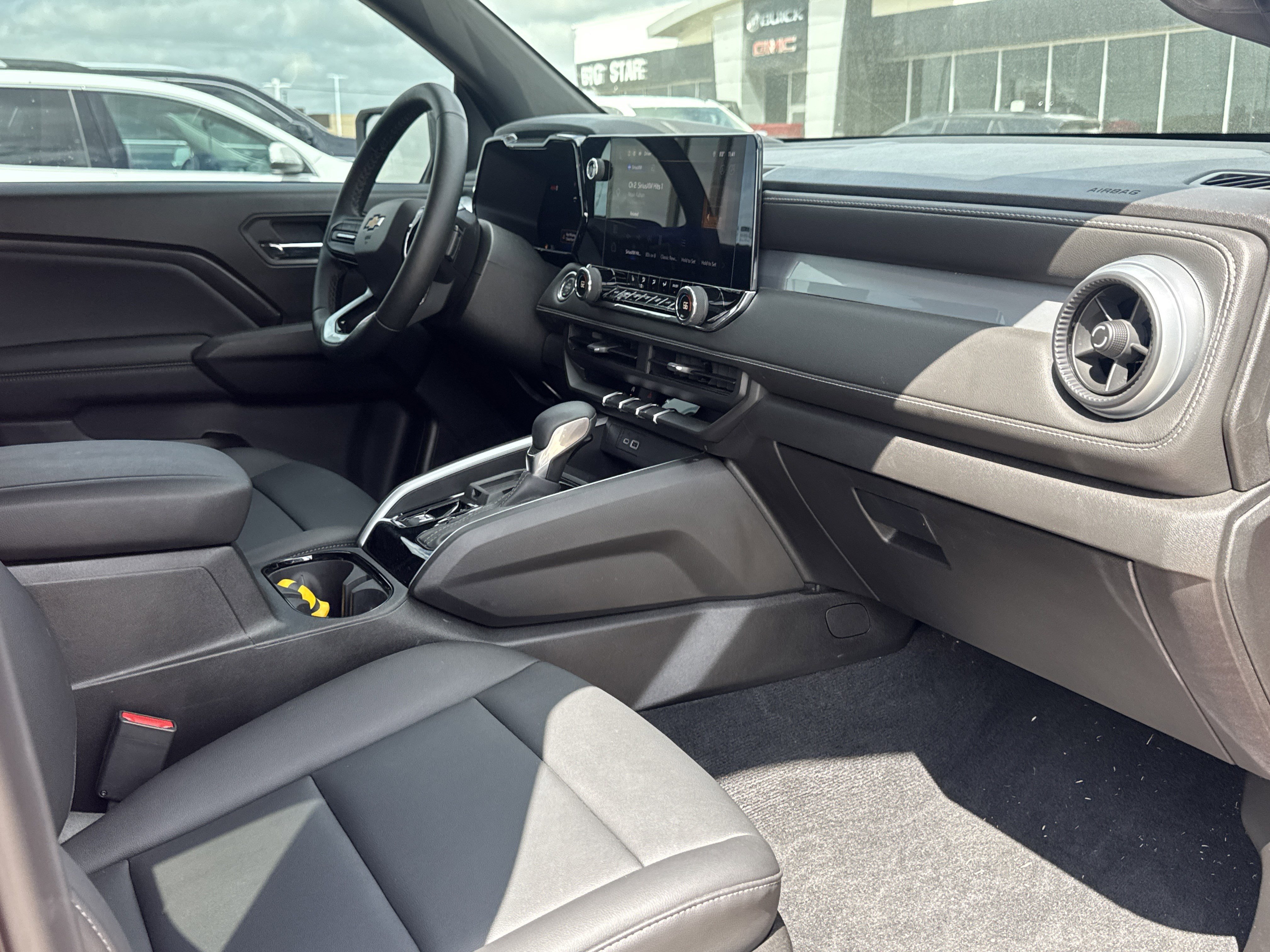 Used 2025 Chevrolet Colorado LT w/ LT Convenience Package image 16