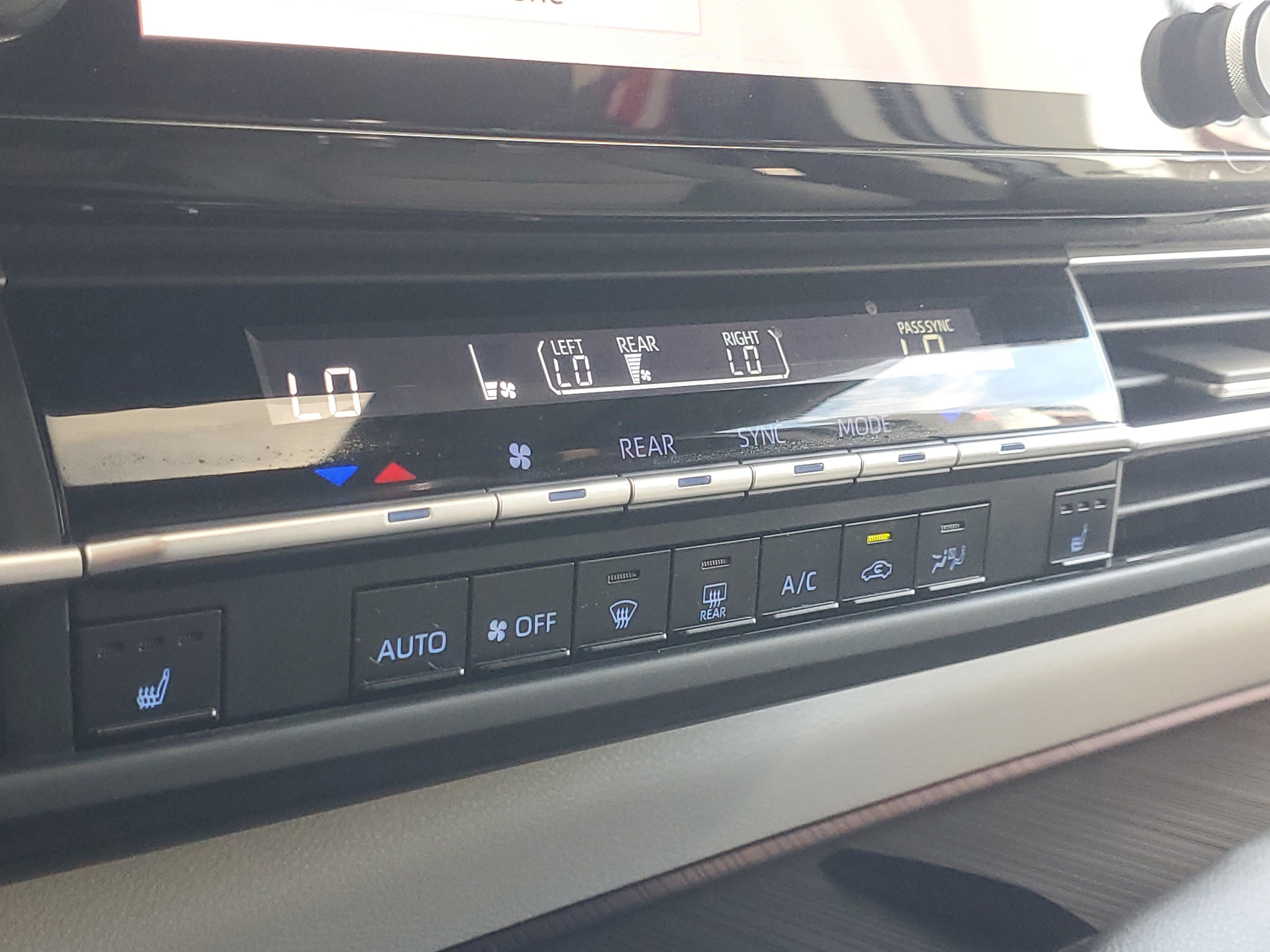 Used 2023 Toyota Sienna XLE image 31