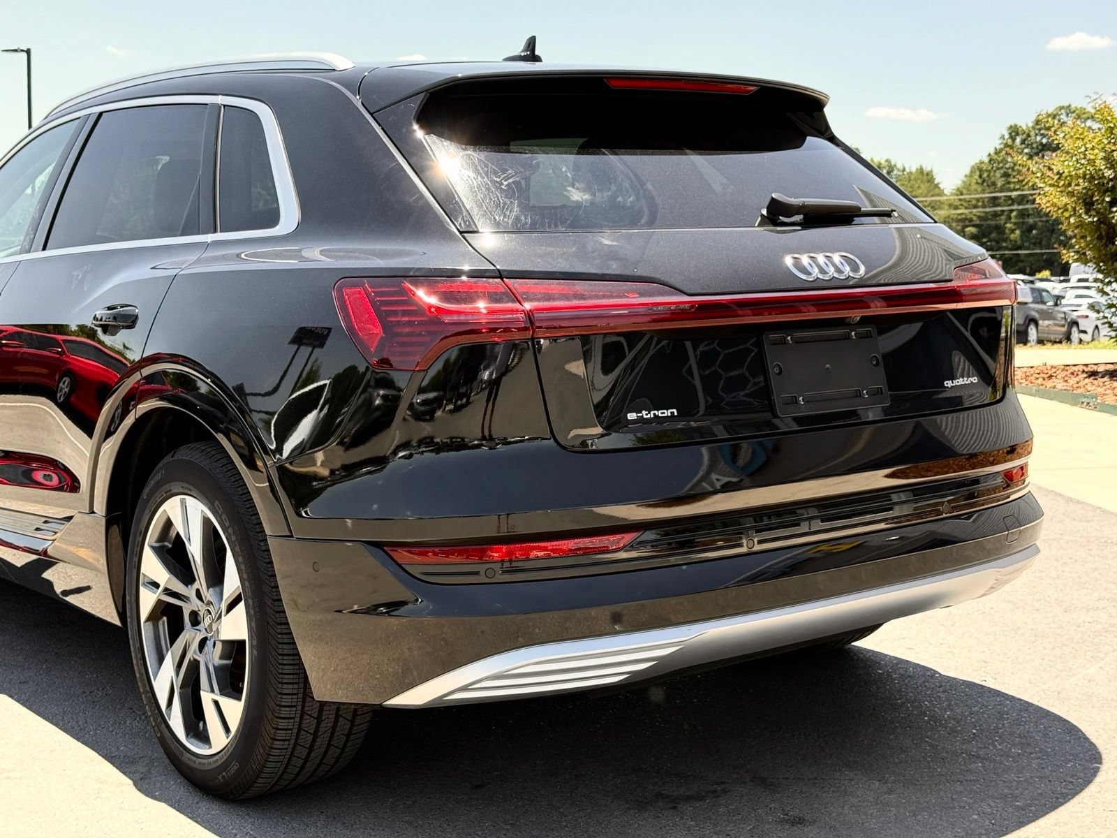 Used 2023 Audi e-tron Premium Plus w/ Premium Plus Package AWD/4WD image 13