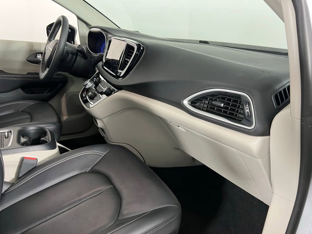 Used 2024 Chrysler Pacifica Touring-L image 30