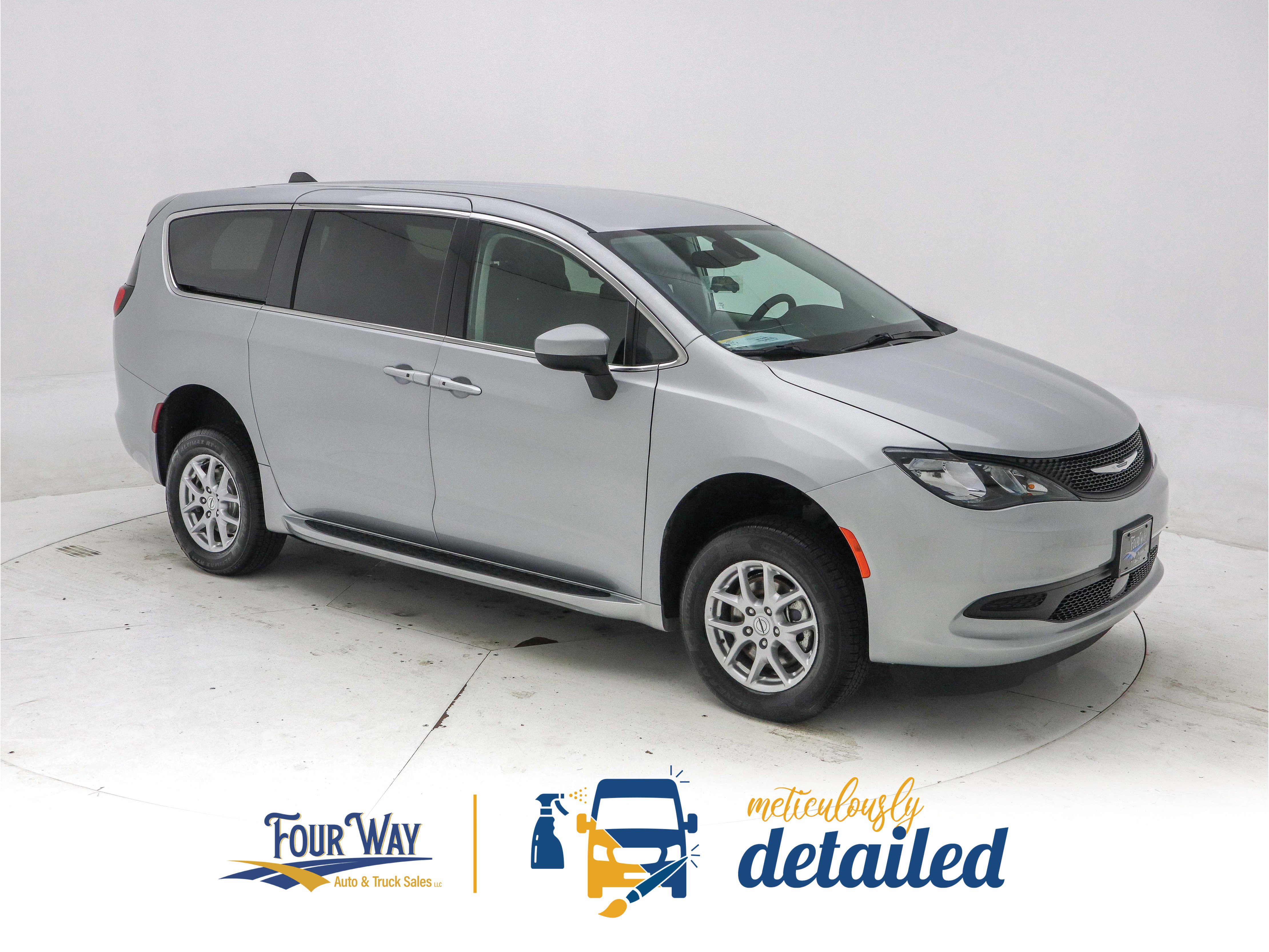 Used 2023 Chrysler Voyager LX image 2