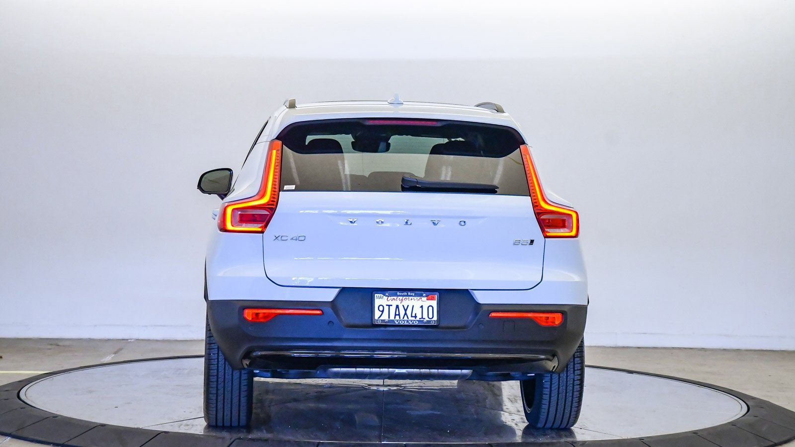 Certified 2025 Volvo XC40 B5 Ultra w/ Climate Package image 3