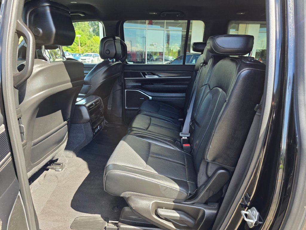 Used 2024 Jeep Wagoneer L Series II AWD/4WD image 17