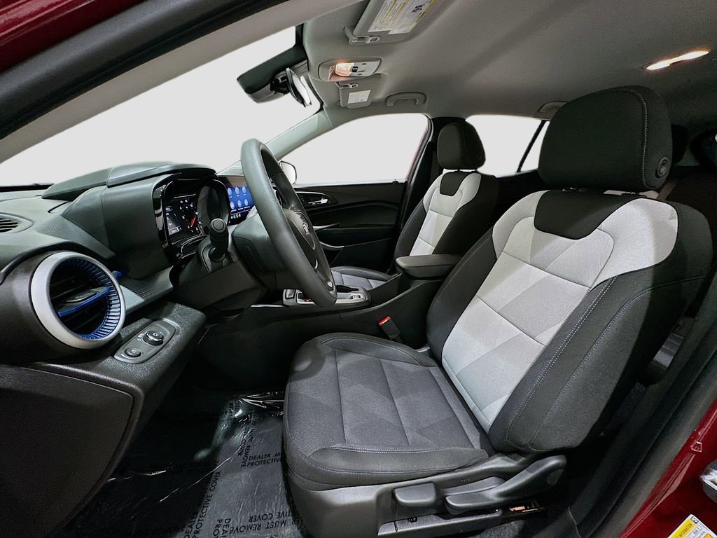Used 2025 Chevrolet Trax LS image 21
