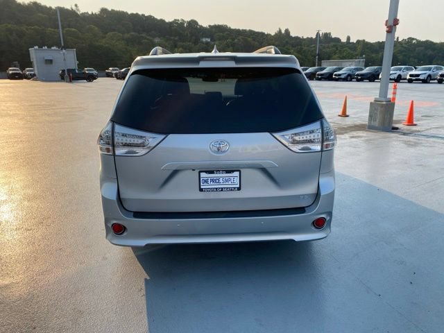 Used 2020 Toyota Sienna SE w/ SE Preferred Package FWD image 7
