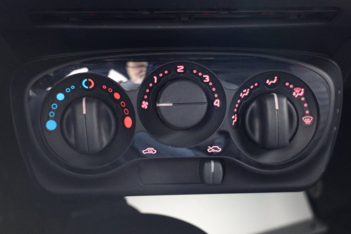 Used 2015 Alfa Romeo 4C Coupe w/ Leather Interior Group image 18
