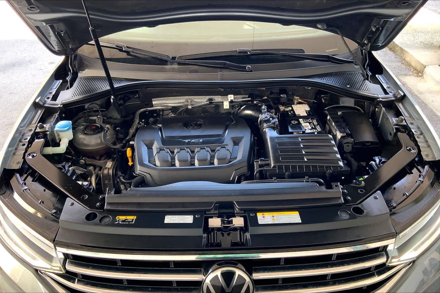 Used 2024 Volkswagen Tiguan SE AWD/4WD image 32