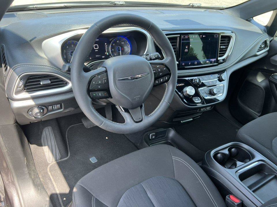 Used 2023 Chrysler Pacifica Touring FWD image 16