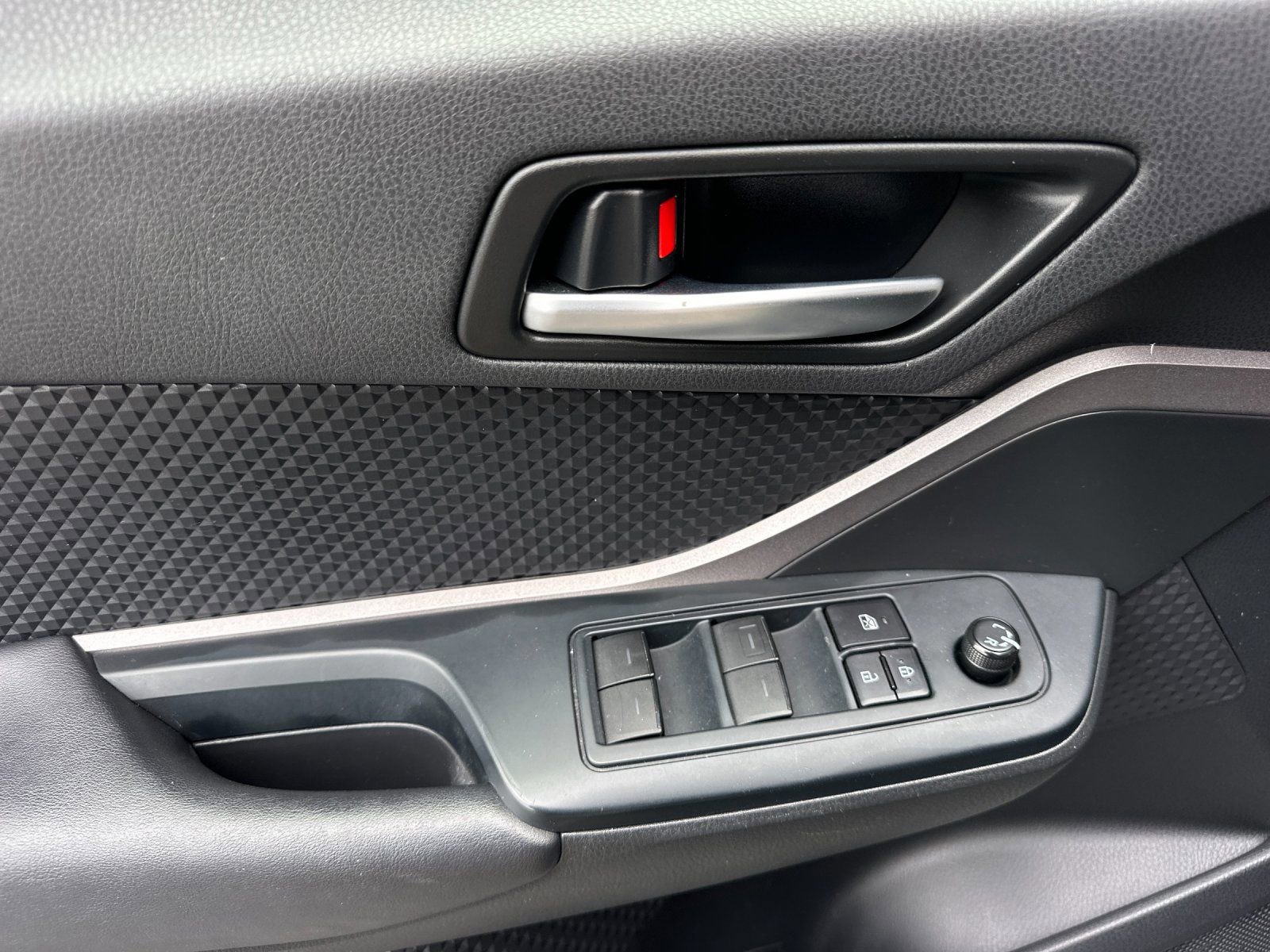 Used 2020 Toyota C-HR LE image 10