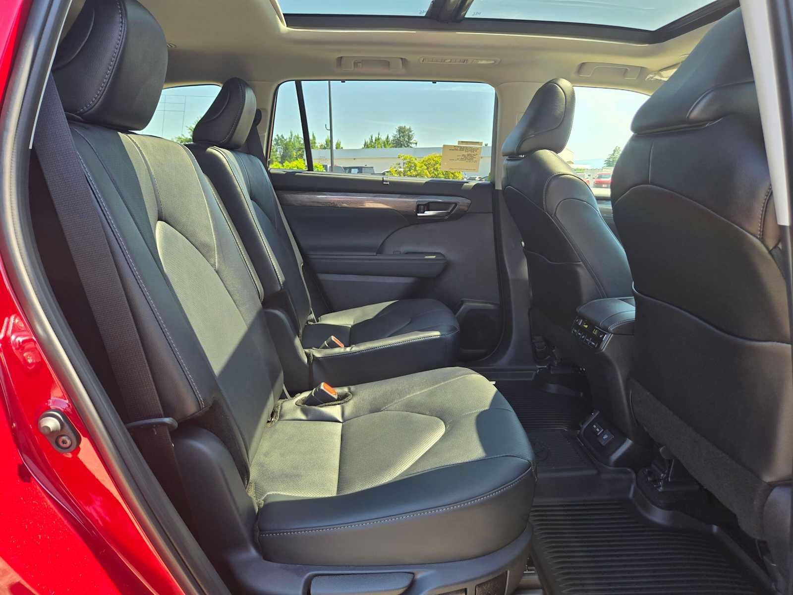 New 2026 Toyota Highlander Platinum AWD/4WD image 14