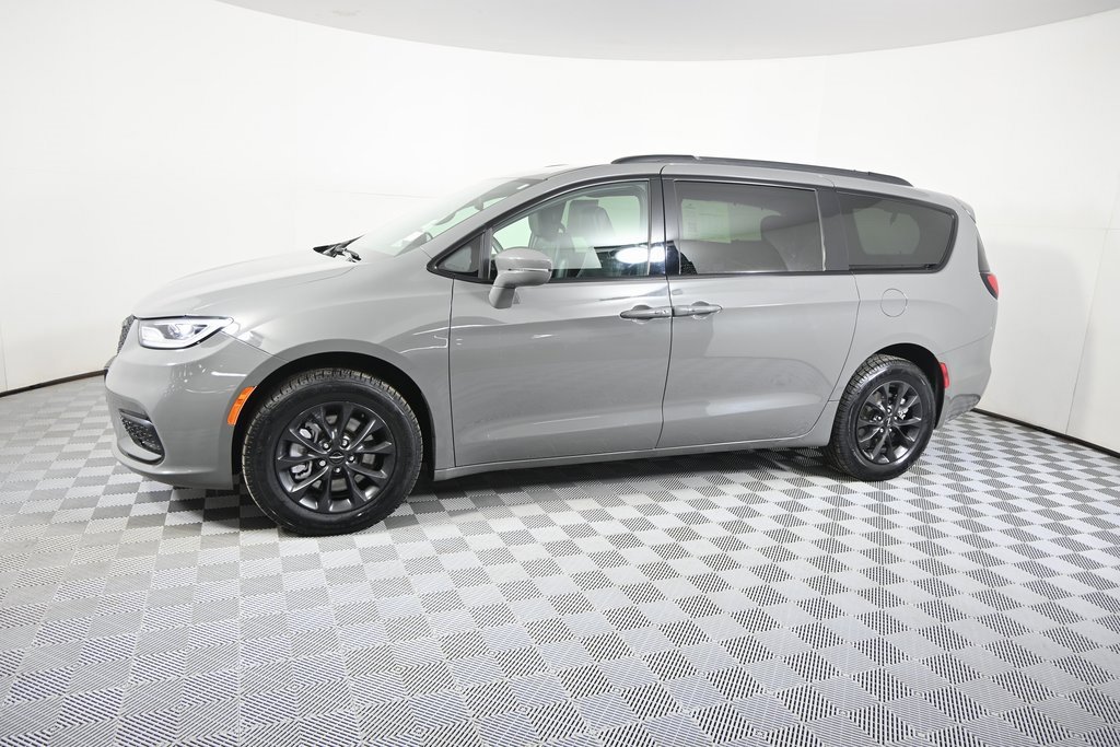 Used 2022 Chrysler Pacifica Touring-L w/ S Appearance Package image 2