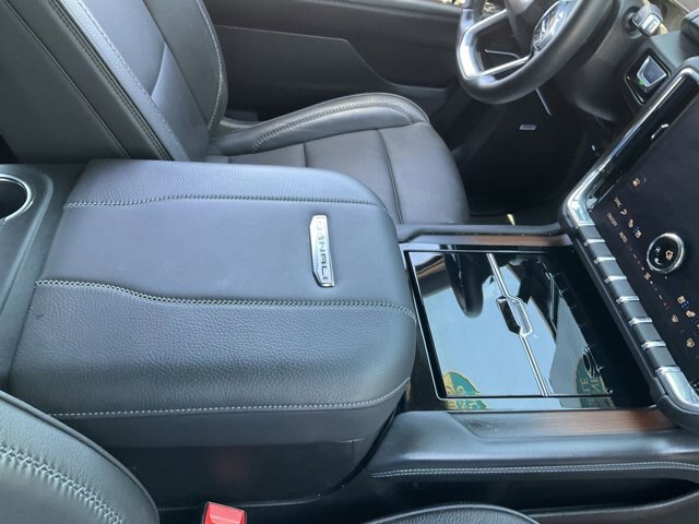 Used 2025 GMC Yukon XL Denali AWD/4WD image 21
