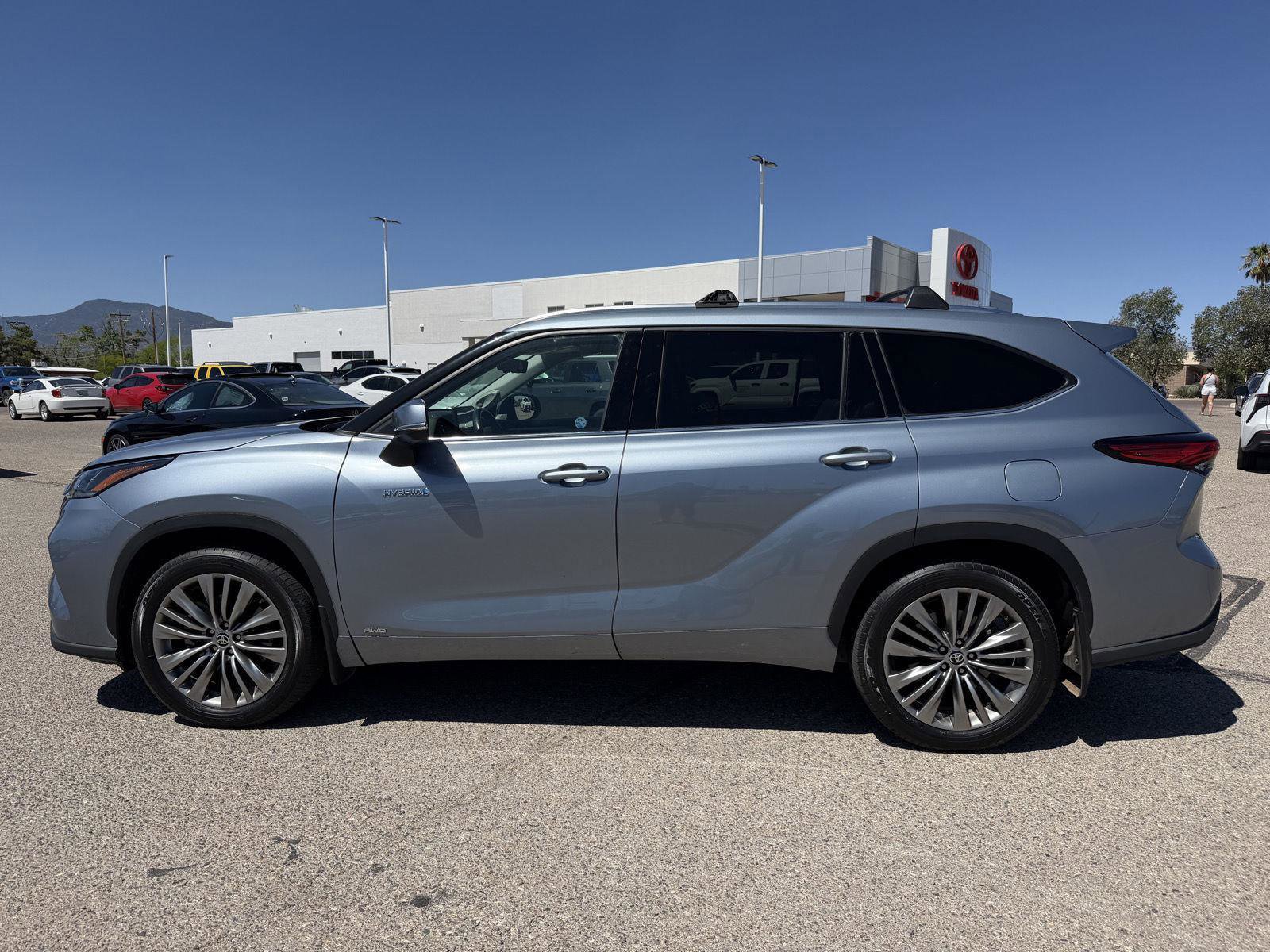 Used 2021 Toyota Highlander Platinum AWD/4WD image 2