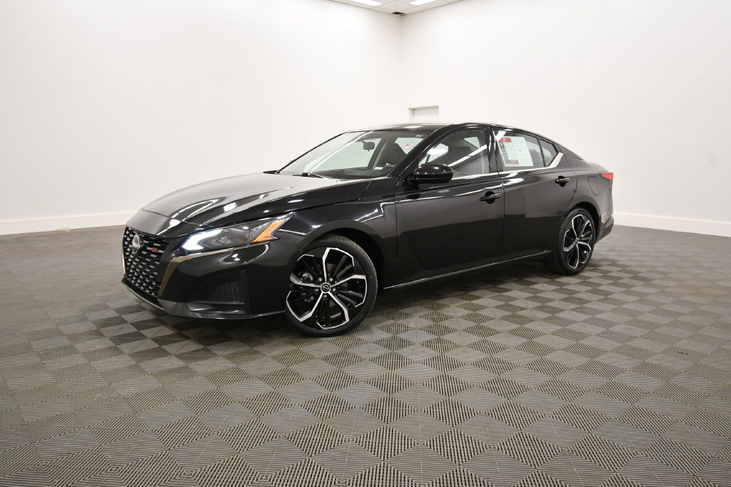 Used 2023 Nissan Altima 2.5 SR FWD image 2