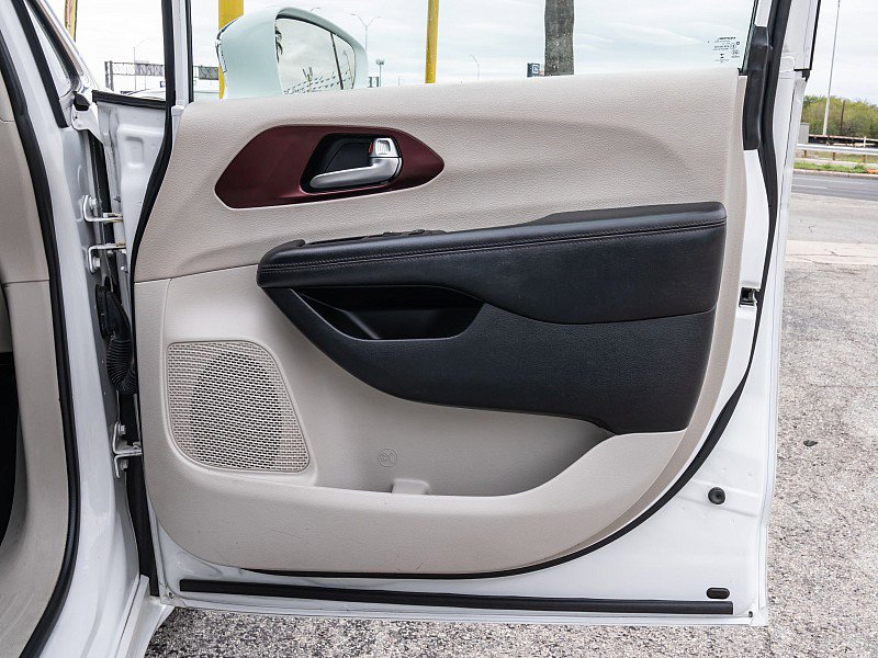 Used 2020 Chrysler Pacifica Limited image 12