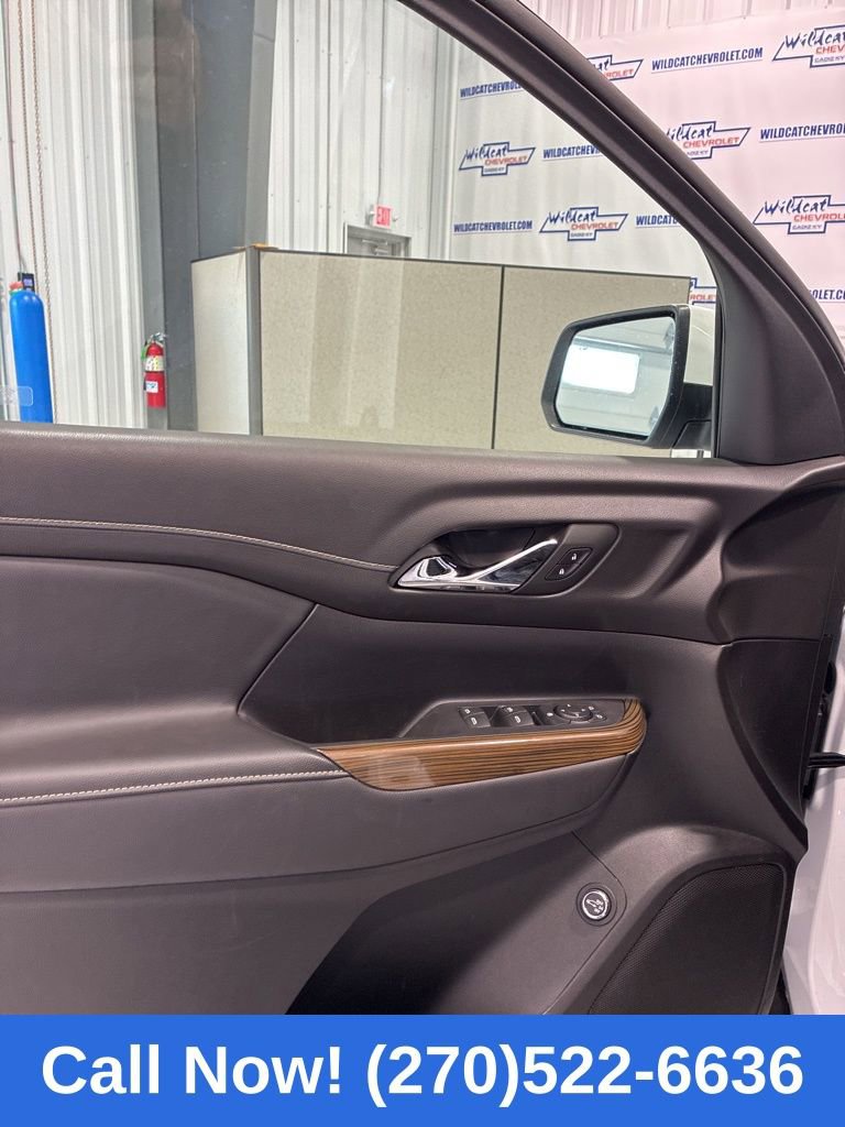 Used 2023 GMC Acadia SLE w/ Driver Convenience Package image 17