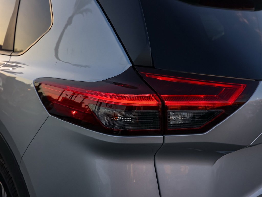 Used 2023 Nissan Rogue SV image 7