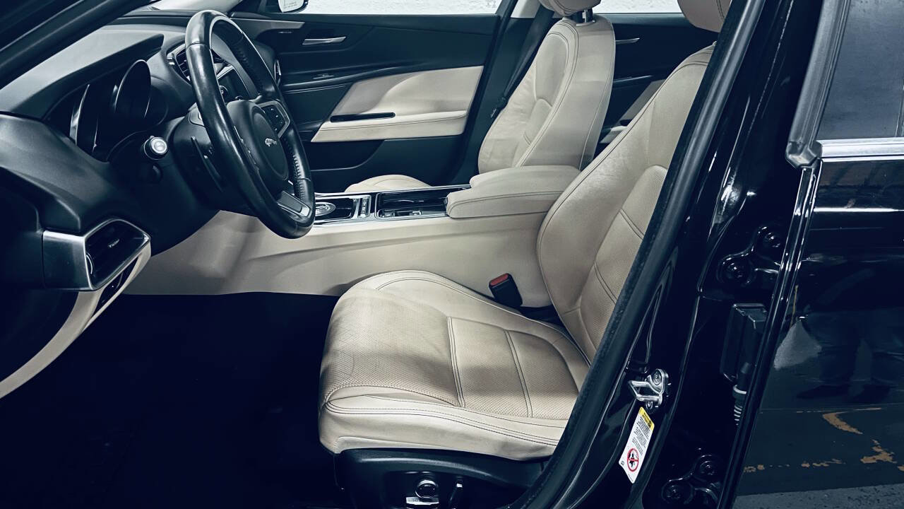 Used 2019 Jaguar XE Prestige image 18