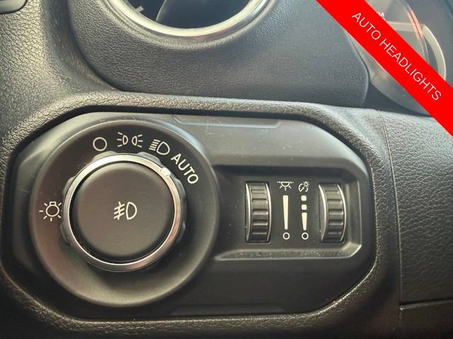 Used 2019 Jeep Wrangler Unlimited Sahara w/ LED Lighting Group AWD/4WD image 33
