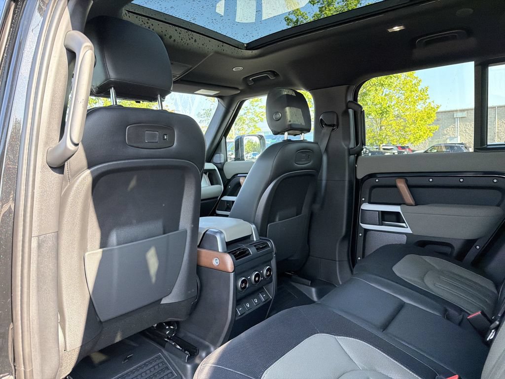 Used 2021 Land Rover Defender 110 X-Dynamic SE AWD/4WD image 11