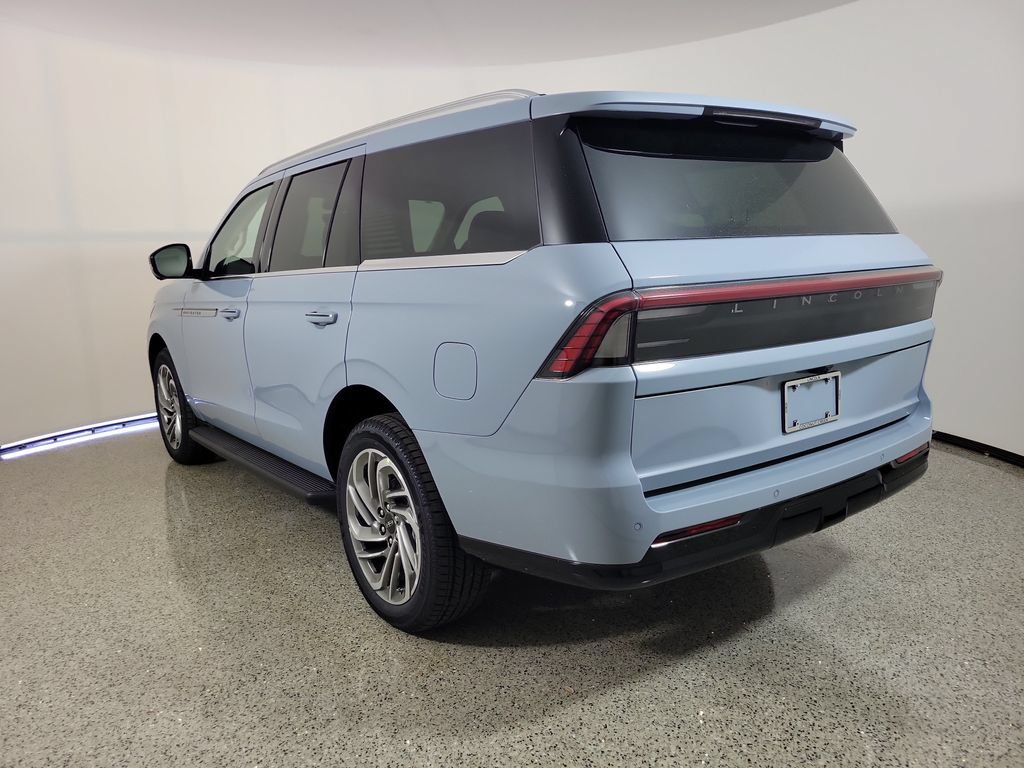 New 2027 Lincoln Navigator Premiere RWD image 3