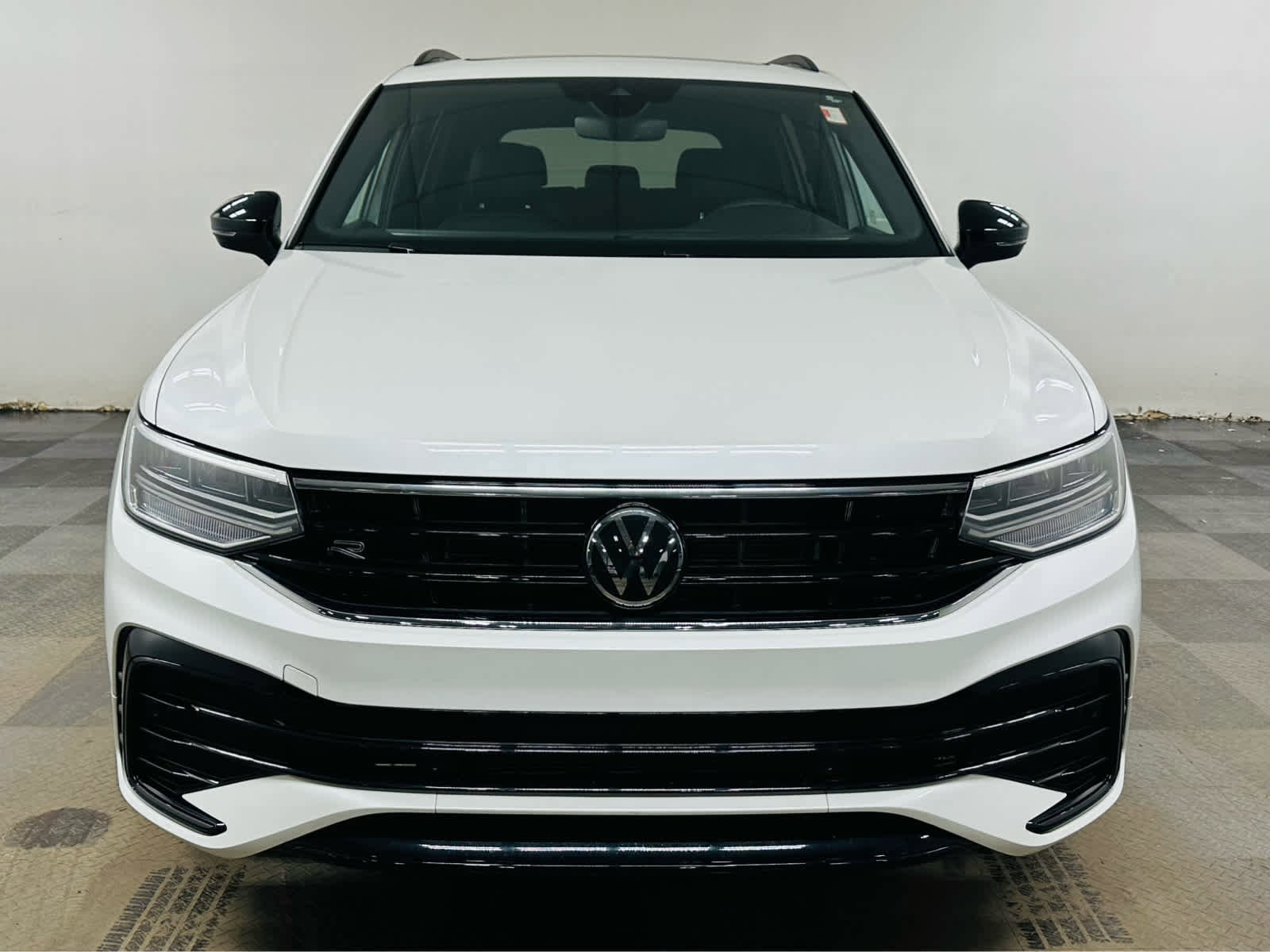 Certified 2024 Volkswagen Tiguan SE R-Line image 2