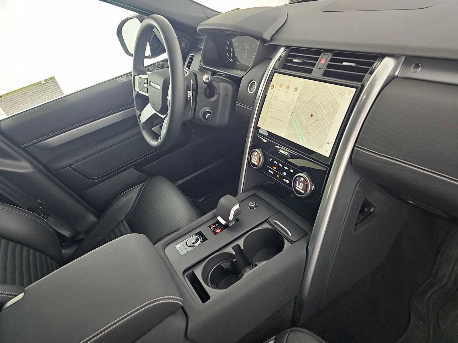 Used 2025 Land Rover Discovery Dynamic SE image 11
