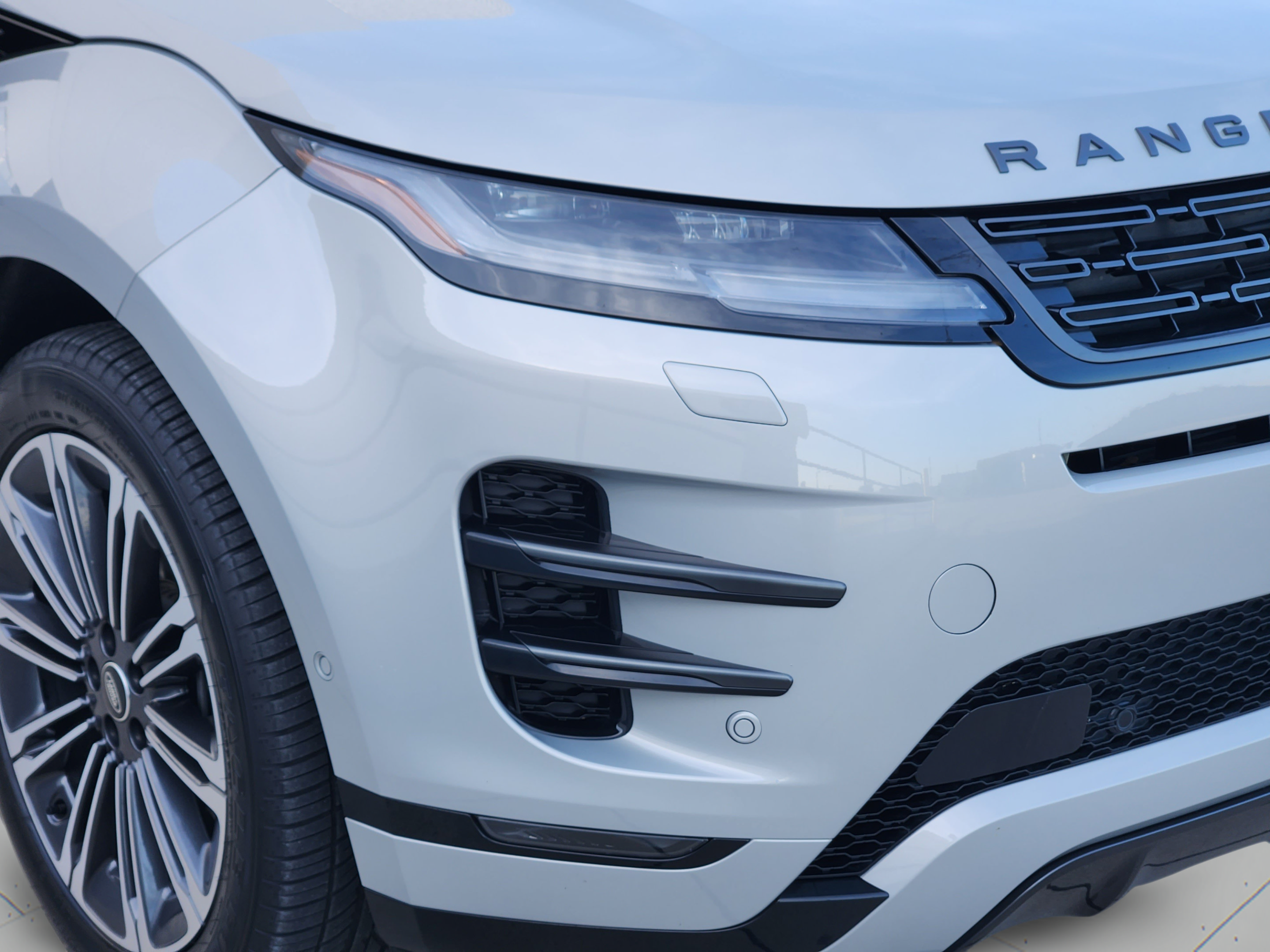 Certified 2026 Land Rover Range Rover Evoque Dynamic SE AWD/4WD image 31
