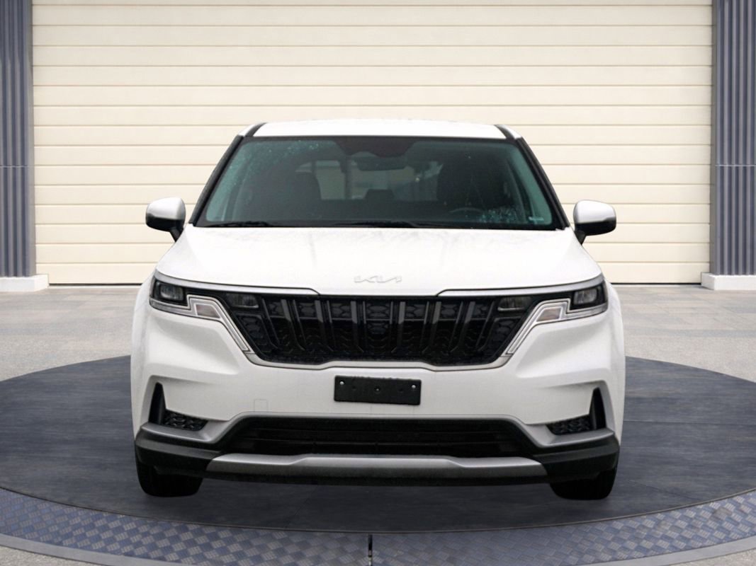 Used 2024 Kia Carnival LX FWD image 2